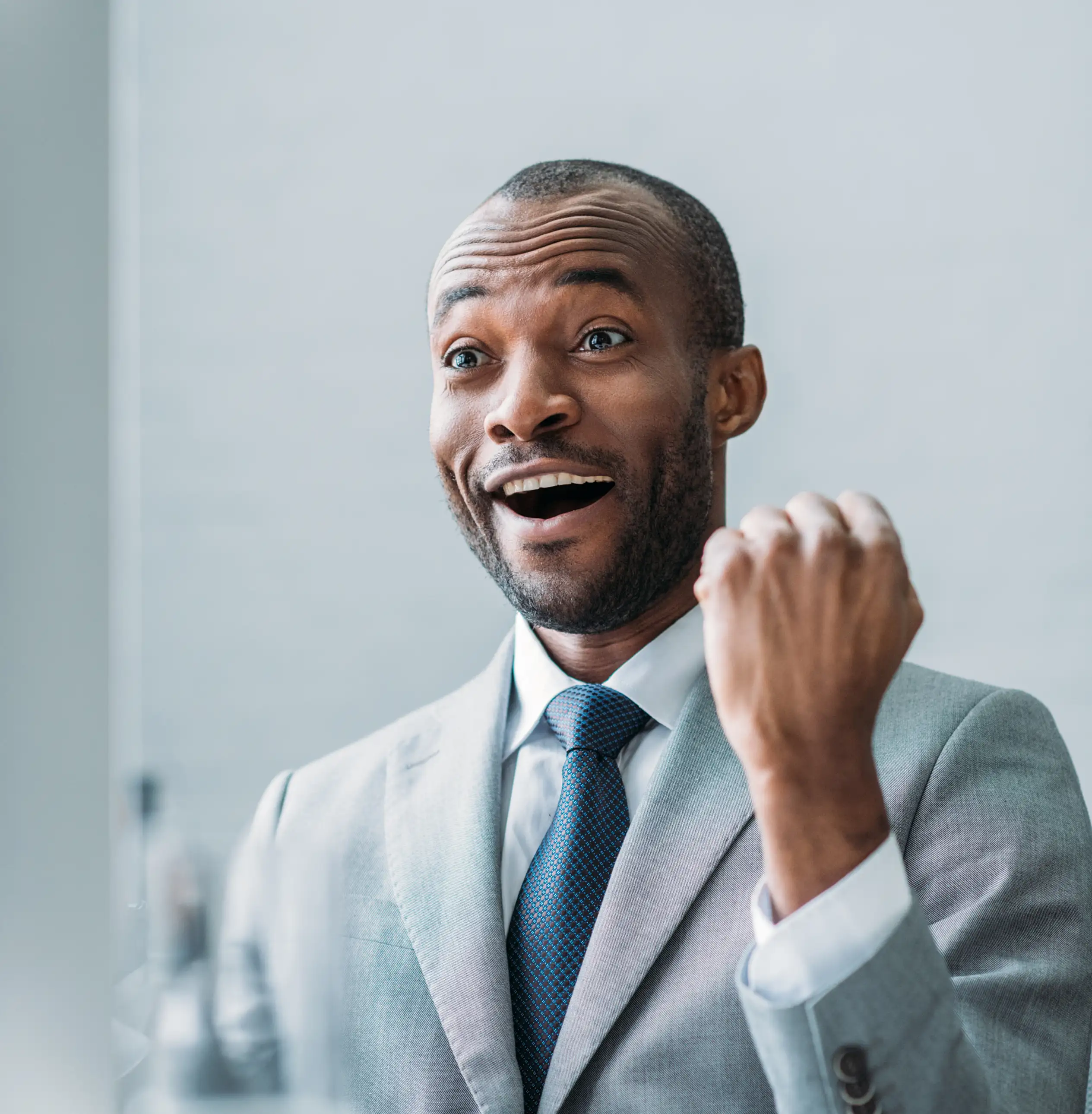 Hombre sonriendo por el éxito Hombre sonriendo por el éxito