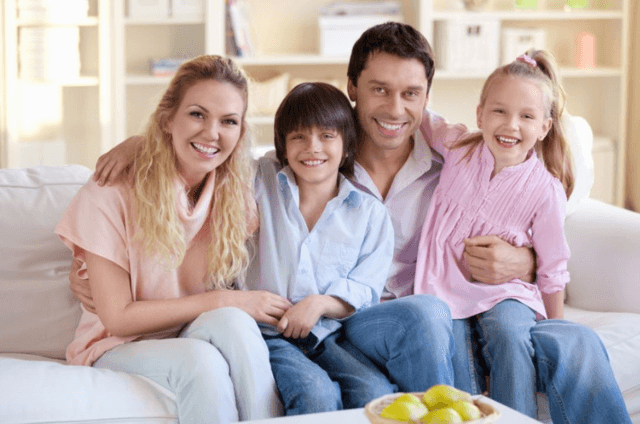 Una familia feliz de cuatro miembros. Una familia feliz de cuatro miembros.