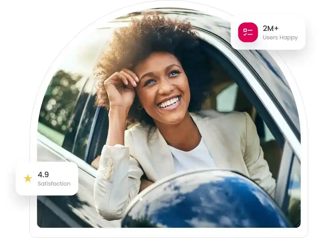 Un cliente satisfecho de una agencia de seguros asequible. Una chica sonriente sentada en un coche para conseguir un seguro asequible con la máxima cobertura.